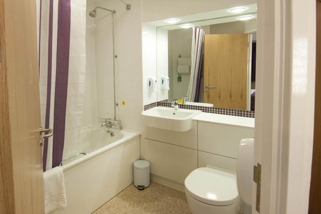 Premier Inn Sittingbourne Kent Room photo
