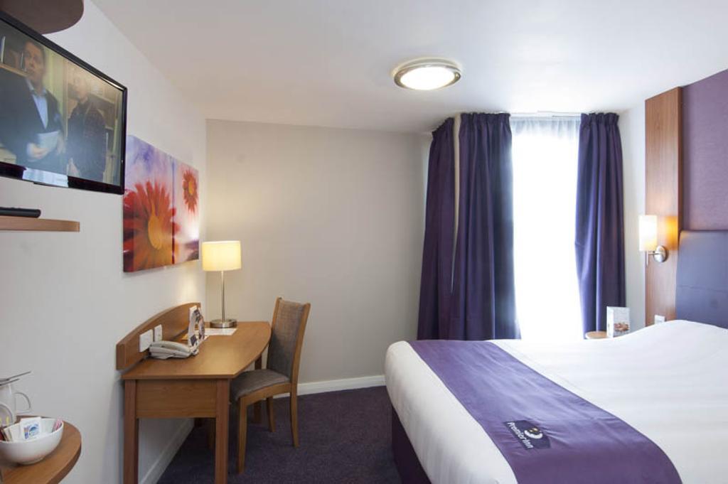 Premier Inn Sittingbourne Kent Room photo