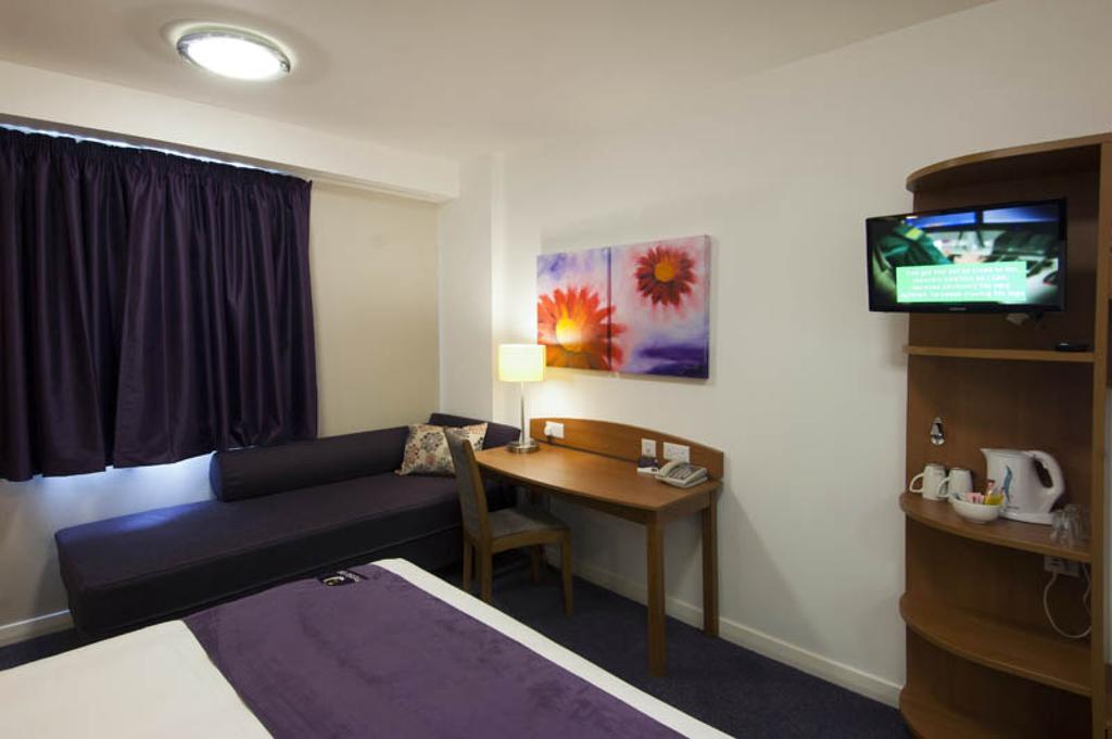 Premier Inn Sittingbourne Kent Room photo